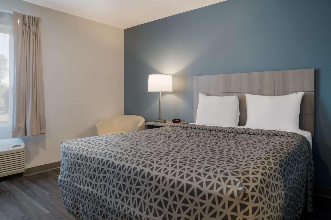 Woodspring Suites Detroit スターリングハイツ エクステリア 写真
